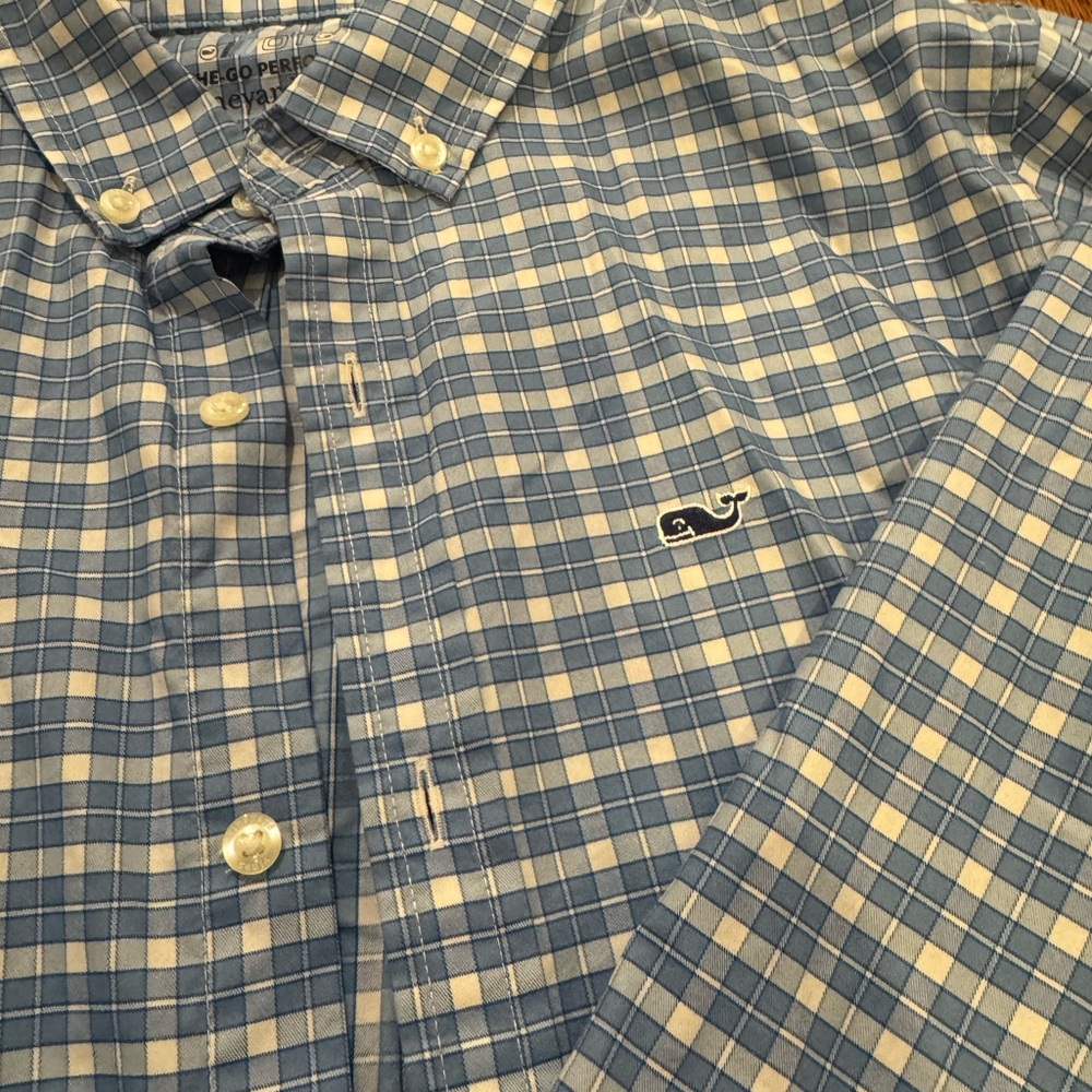 vineyard vines boys performance button down. boys size M (12-14).